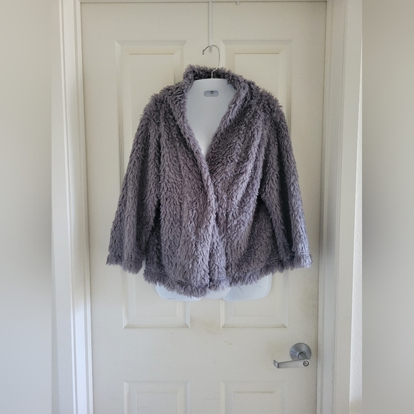 Dylan | NWT Chic Cozy Gray Faux Fur 3/4 Sleeve Teddy Coat (SIZE M) - Picture 15 of 15